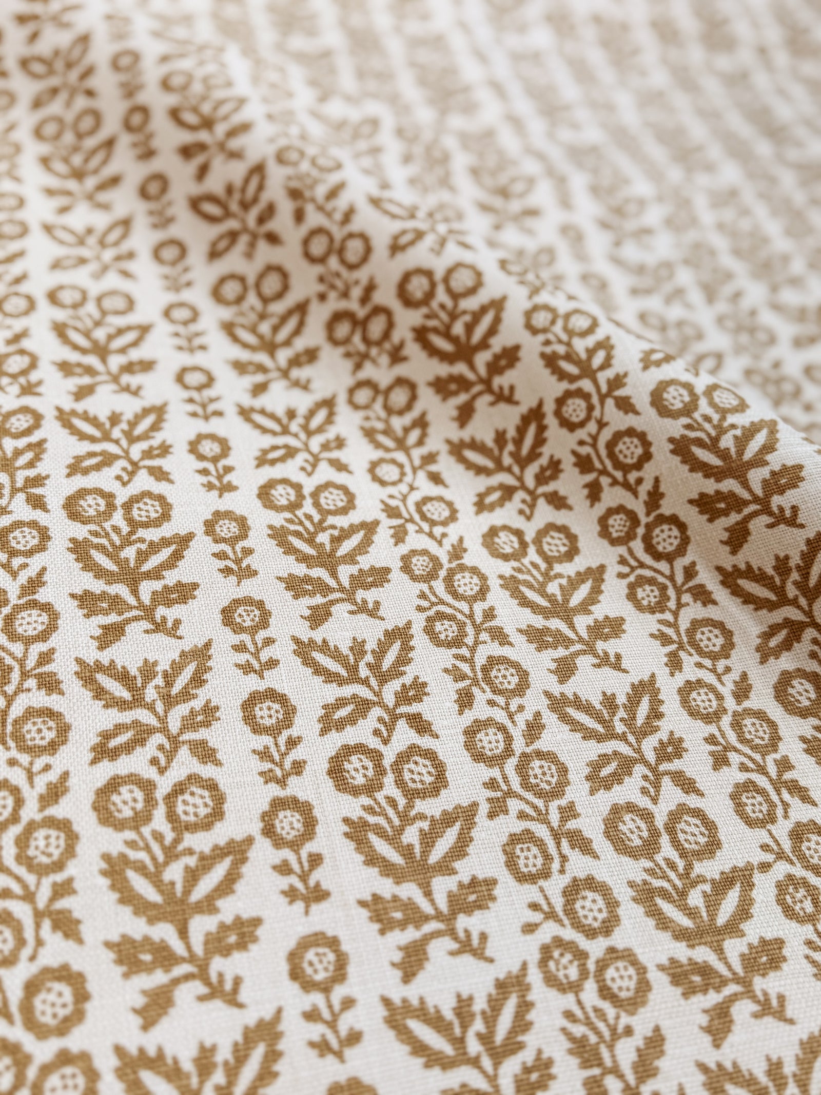 Clementine’s inspiration is drawn from the cover of a vintage book discovered along Portobello Road, creating a sense of understated history. Its delicate composition feels storied yet refined, like a well-loved heirloom reimagined for modern spaces.