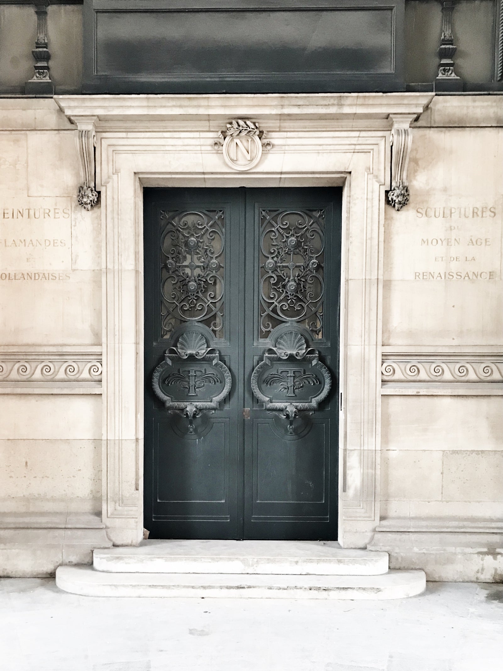 greige textiles is a micro batch textile line that is hand printed in California on only the finest Belgian linen, created by self-taught textile designer Christina Fluegge.  Each design is scaled from hand drawn images into patterns then hand printed on Belgian linen, making it a perfect fit for pillows, drapery and upholstery projects.