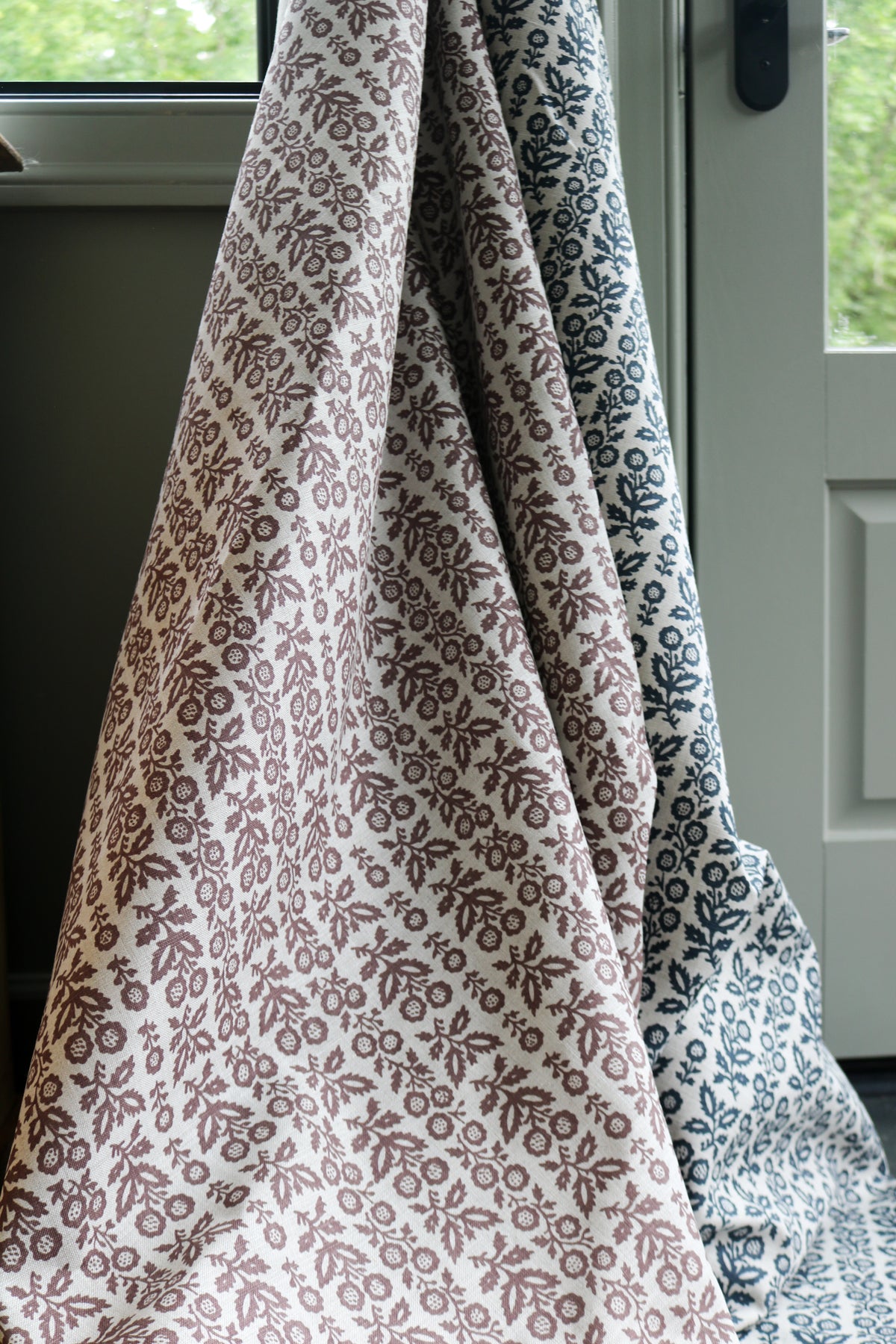 Clementine
Inspired by a vintage book cover discovered along Portebello Road, this pattern offers a subtle, storied design with classic appeal.
