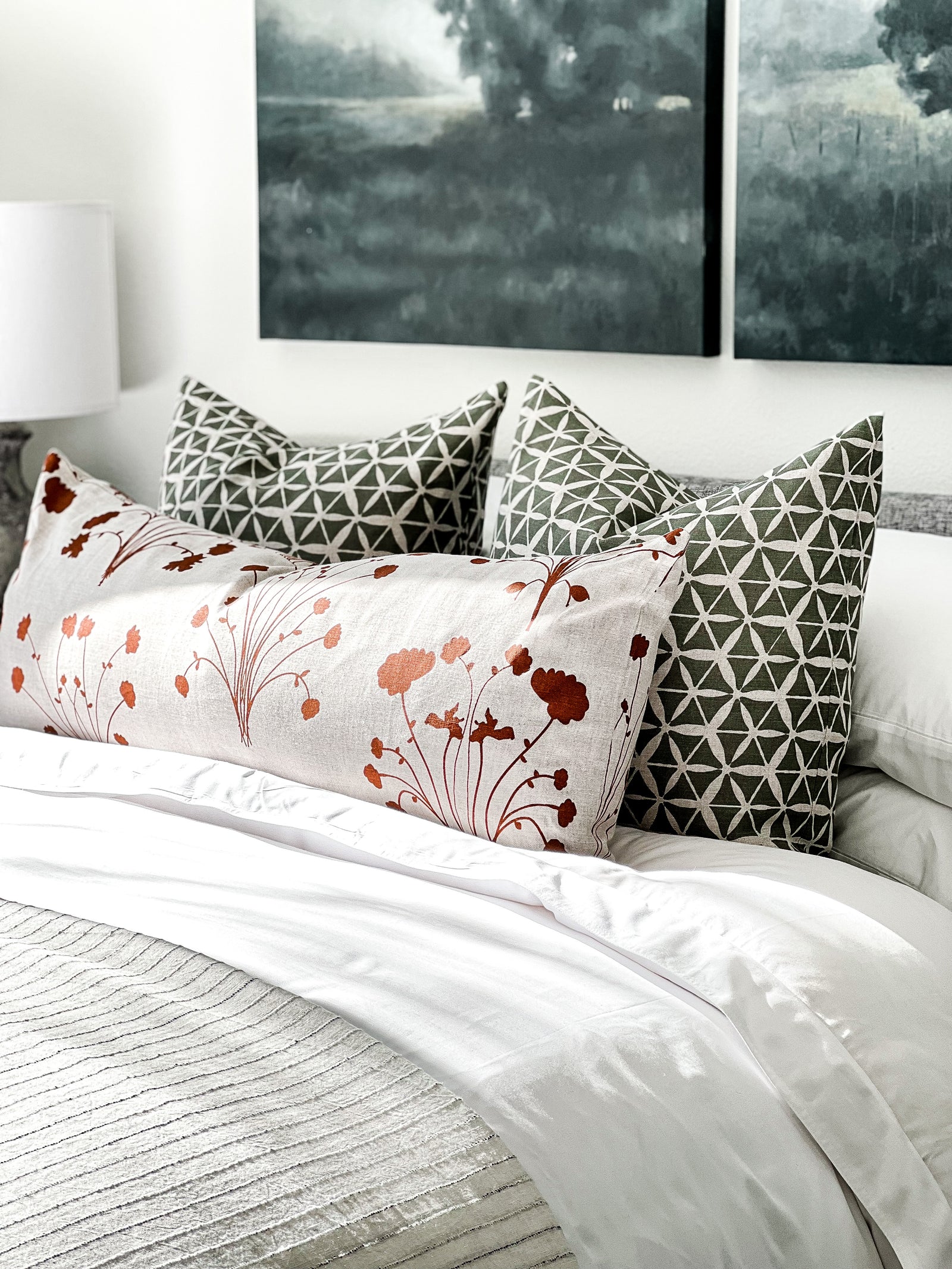 Amelie – Inspired by the lush blooms of the Tuileries Garden, surrounding the Louvre, is a soft floral tribute to the city’s boundless beauty.