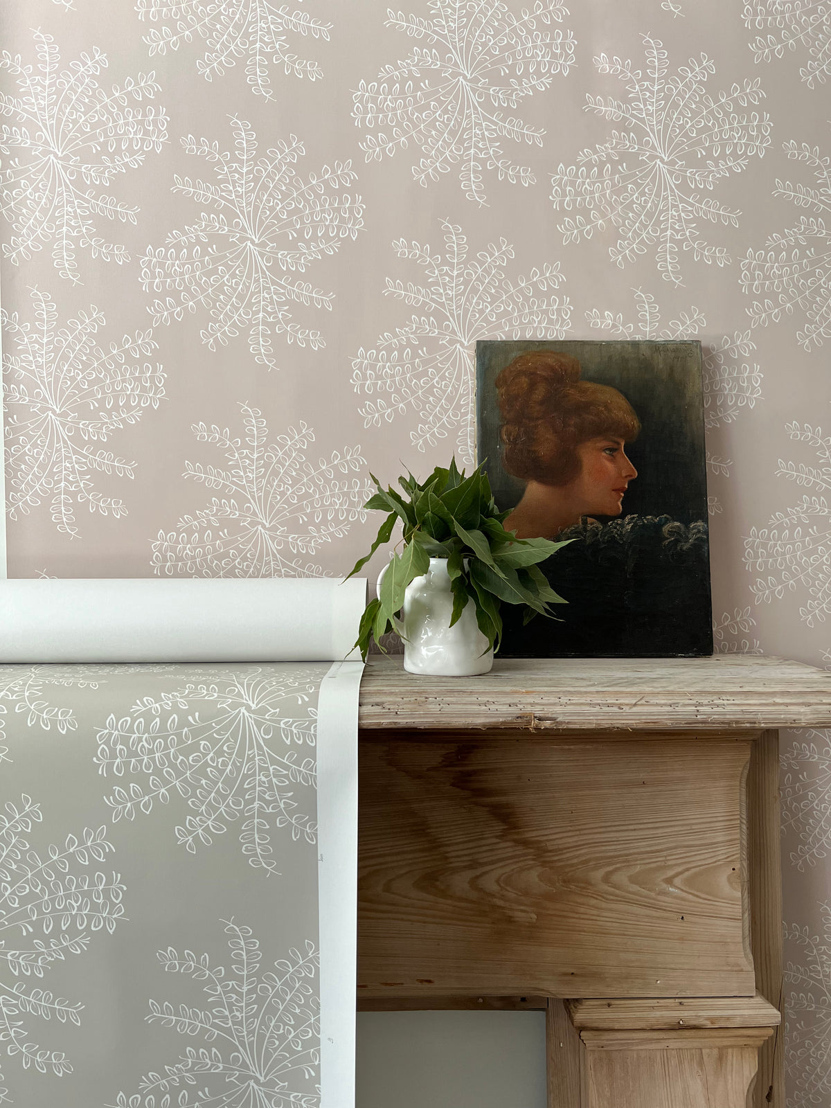 Ashby wallpaper — a modern botanical motif capturing the freeform beauty of wildflowers, created to bring a subtle organic touch to walls.