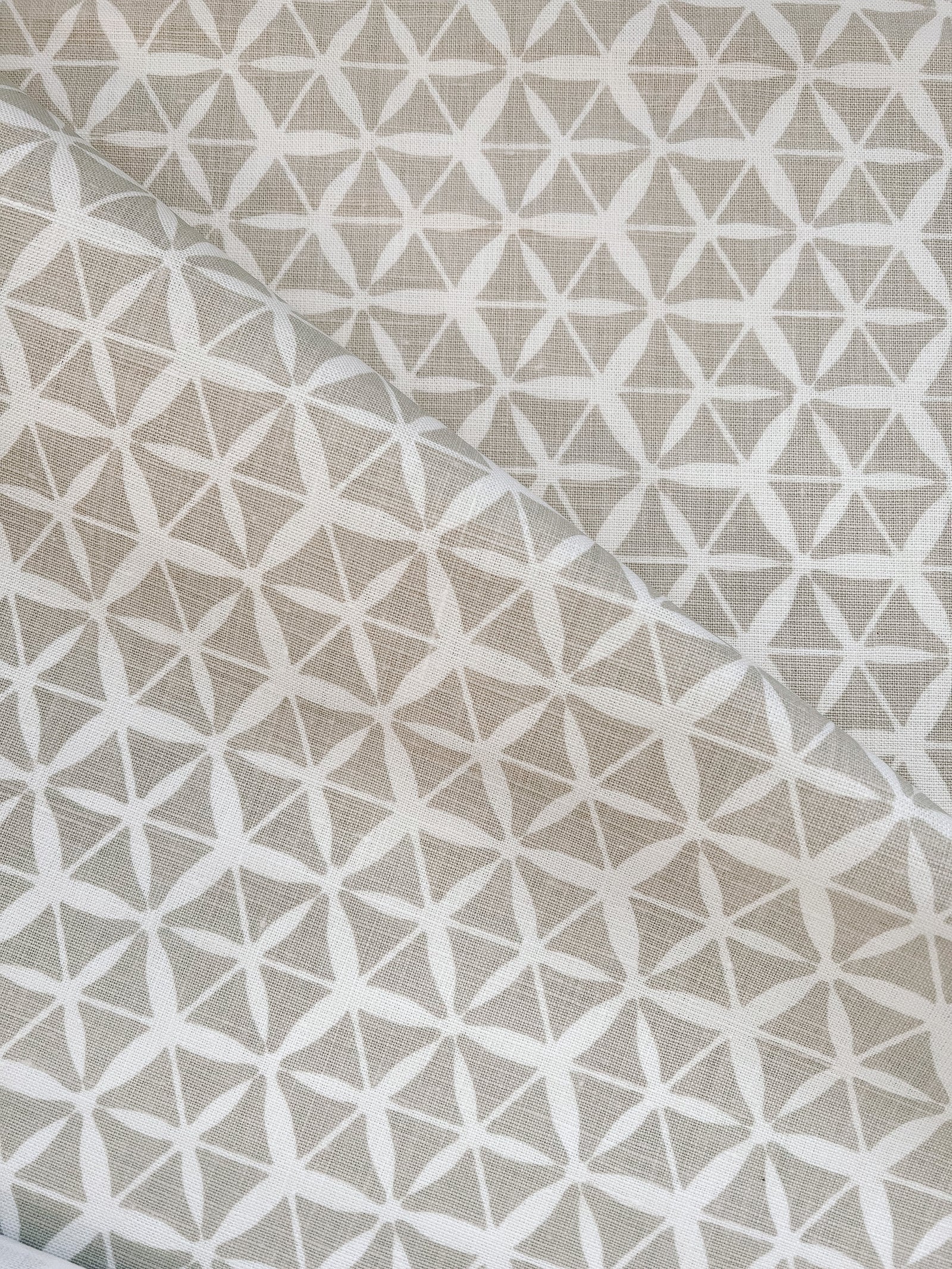 Tuile Fabric Heron on Oyster